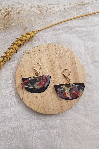 Boucles d'oreilles Camélia noire